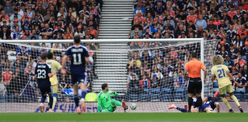 Scotland v Curacao International Friendly, Länderspiel, Nationalmannschaft Tahith Chong of Curaao (right) scores his teams first goal during the International Friendly match at Barclays Hampden, Glasgow 30 05 2026 UK Newspapers OUT Copyright: xFredxPalmerx FIL-23531-0019