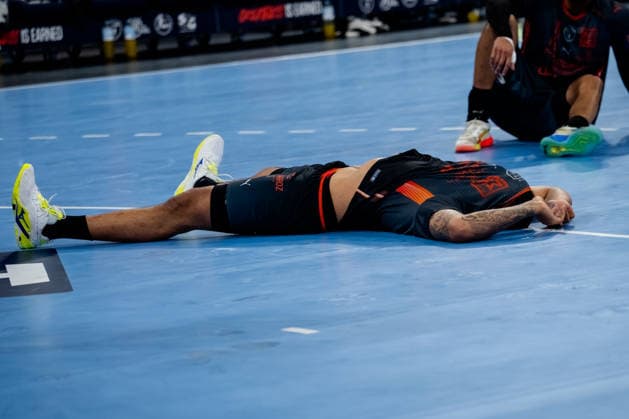 Hamburg 30 05 2026, Handball, Men, EHF European League Men 2025 26, Semi-final, Montpellier Handball THW Kiel Disappointed Montpellier player lies on the ground after the match
