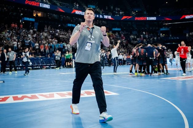 Hamburg 30 05 2026, Handball, Men, EHF European League Men 2025 26, Semi-final, Montpellier Handball THW Kiel Filip Jicha Coach THW Kiel cheers towards the fans after the match