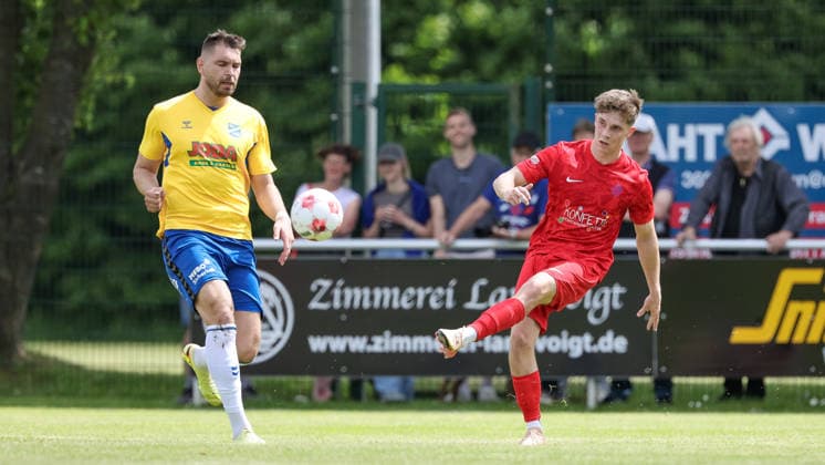 from left Morten Liebert SV Todesfelde, 11 and Florian Brahtz Blumenthaler SV, 7 on the ball, single picture, full body, action, action scene, 30 05 2026, Todesfelde Germany , football, promotion round Regionalliga Nord, SV Todesfelde Blumenthaler SV xobx