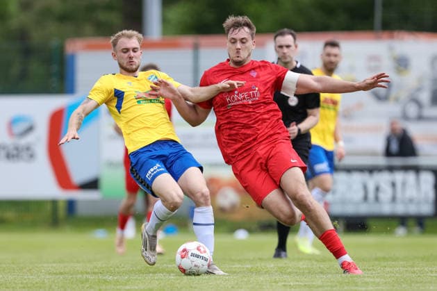from left Tyler Körting SV Todesfelde, 25 and Kilian Lammers Blumenthaler SV, 13 in duel, duel, dynamics, action, action, match scene, 30 05 2026, Todesfelde Germany , football, promotion round Regionalliga Nord, SV Todesfelde Blumenthaler SV xobx