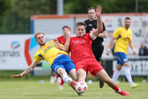 from left Tyler Körting SV Todesfelde, 25 and Kilian Lammers Blumenthaler SV, 13 in duel, duel, dynamics, action, action, match scene, 30 05 2026, Todesfelde Germany , football, promotion round Regionalliga Nord, SV Todesfelde Blumenthaler SV xobx