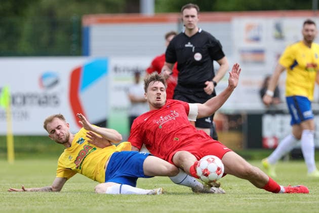 from left Tyler Körting SV Todesfelde, 25 and Kilian Lammers Blumenthaler SV, 13 in duel, duel, dynamics, action, action, match scene, 30 05 2026, Todesfelde Germany , football, promotion round Regionalliga Nord, SV Todesfelde Blumenthaler SV xobx