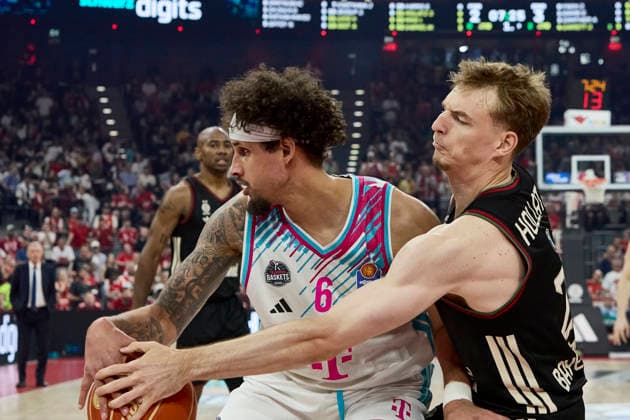 German Basketball Bundesliga BBL , FC Bayern Munich Basketball vs TELEKOM BASKETS Bonn, Munich FC Bayern Basketball, Bonn TELEKOM BASKETS, 2026 05 30 in Munich SAP Garden KESSENS Michael TELEKOM BASKETS Bonn Center C Nr6 BON6 , HOLLATZ Justus FC Bayern Munich Basketball Point Guard PG Nr21 FCBB21 sportworld Munich SAP Garden Bayern Germany