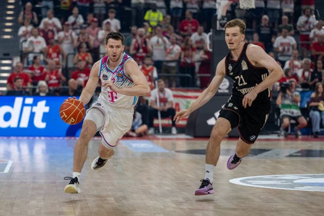 Grayson Murphy 7 Telekom Baskets Bonn in duel with Justus Hollatz 21 FC Bayern Basketball , FC Bayern Basketball vs Telekom Baskets Bonn, BBL, Semifinal 1, 30 05 2026 Muenchen Bayern Germany Copyright: xkolbert-press UlrichxGamelx