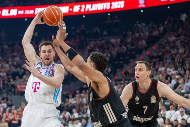 Grayson Murphy 7 Telekom Baskets Bonn in duel with Oscar da Silva 1 FC Bayern Basketball , Johannes Voigtmann 7 FC Bayern Basketball , FC Bayern Basketball vs Telekom Baskets Bonn, BBL, Semifinal 1, 30 05 2026 Muenchen Bayern Germany Copyright: xkolbert-press UlrichxGamelx