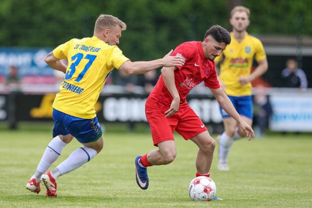 from left Janek Sternberg SV Todesfelde, 37 and Alejandro Kellnar Blumenthaler SV, 26 in duel, duel, dynamics, action, action, match scene, 30 05 2026, Todesfelde Germany , football, promotion round Regionalliga Nord, SV Todesfelde Blumenthaler SV xobx