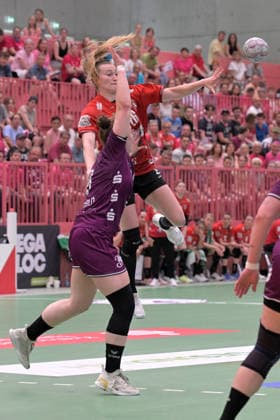 Cara Reuthal SV Union Halle Neustadt, 26 am with ball against Ida Petzold TusSies Metzingen, 08 TusSies Metzingen vs SV Union Halle Neustadt , Handball, Alsco HBF, 7 Play Off League Matchday, Season 2025 2026, 30 05 2026 TusSies Metzingen vs SV Union Halle Neustadt , Handball, Alsco HBF, 7 Play Off League Matchday, Season 2025 2026, 30 05 2026 Tuebingen Copyright: xEibner-Pressefoto TobiasxBaurx EP_TBR