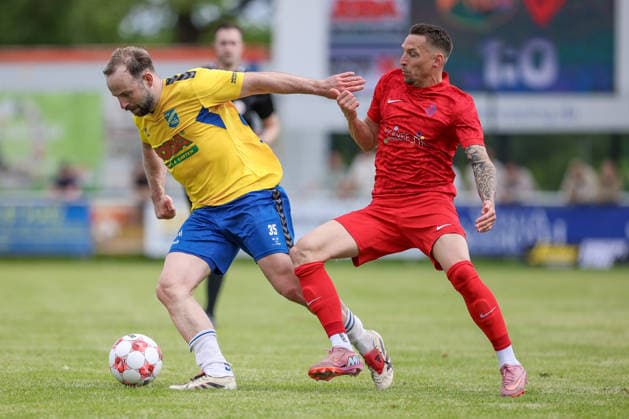 from left Jan Marc Schneider SV Todesfelde, 35 and Sebastian Kurkiewicz Blumenthaler SV, 31 in duel, duel, dynamics, action, action, match scene, 30 05 2026, Todesfelde Germany , football, promotion round Regionalliga Nord, SV Todesfelde Blumenthaler SV xobx