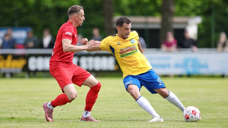 from left Sebastian Kurkiewicz Blumenthaler SV, 31 and Mirko Boland SV Todesfelde, 31 in duel, duel, dynamics, action, action, match scene, 30 05 2026, Todesfelde Germany , football, promotion round Regionalliga Nord, SV Todesfelde Blumenthaler SV xobx