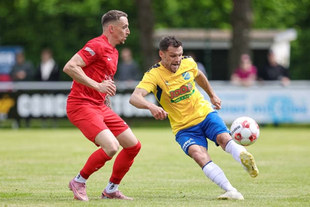from left Sebastian Kurkiewicz Blumenthaler SV, 31 and Mirko Boland SV Todesfelde, 31 in duel, duel, dynamics, action, action, match scene, 30 05 2026, Todesfelde Germany , football, promotion round Regionalliga Nord, SV Todesfelde Blumenthaler SV xobx