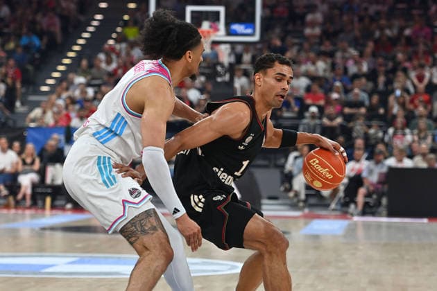 Oscar DA SILVA FCB , Jonathan BAEHRE Bonn Aktion,Zweikampf Basketball BBL,Saison 2025 2026 ,1 Play Off Halbfinale FC Bayern Muenchen Telekom Baskets Bonn am 30 05 2025, S A P G A R D EN