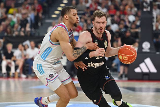 v re Andreas OBST FCB Alijah COMITHIER Bonn Aktion,Zweikampf Basketball BBL,Saison 2025 2026 ,1 Play Off Halbfinale FC Bayern Muenchen Telekom Baskets Bonn am 30 05 2025, S A P G A R D EN