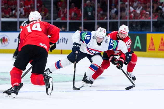 260530 Noah Steen of Norway and Sven Andrighetto of Switzerland during the 2026 IIHF Ice Hockey World Championship semifinal match between Switzerland and Norway on May 30, 2026 in Zürich Photo Jesper Zerman BILDBYRAN kod JZ JZ0737 ishockey ice hockey ishockey vm 2026 vm 2026 iihf world championship semifinal semifinals switzerland schweiz norge norway bbeng norge norway  Copyright: JESPERxZERMAN BB260530JZ016