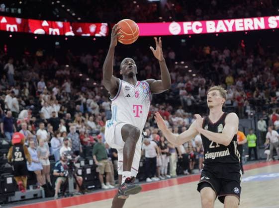Bonns 5 BIRTS against Bavarias 21 Justus HOLLATZ Basketball, Bayern Bonn Bundesliga, FC Bayern Basketball Telekom Baskets Bonn, Playoff Semifinal, 1 match, 2025 2026 season, 30 05 2026, in Munich, S A P G A R D E N, Germany Source Copyright Credit Oryk HAIST xBASKETBALL-BAYERN-BONNx