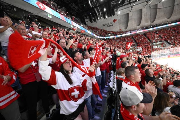 LKS 20260530 Fans of team Switzerland celebrate 1-0 goal during the 2026 IIHF Ice hockey, Eishockey World Championships semi-final match between Switzerland and Norway in Zurich on May 30, 2026. - RONI REKOMAA Zürich Switzerland 8gMCVRMzgsw  Copyright: xRonixRekomaax 8gMCVRMzgsw