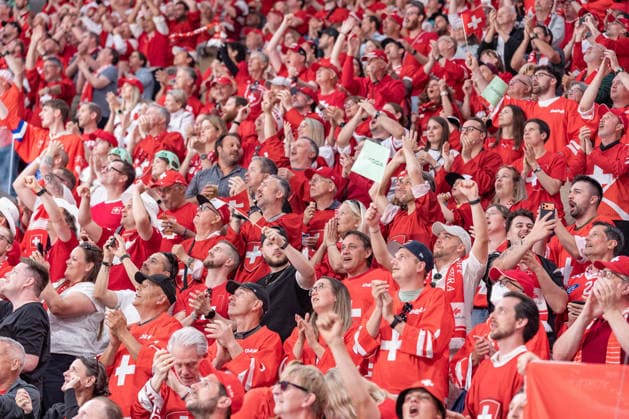 30 05 2026, Zurich, Swiss Life Arena, Ice Hockey World Championships Semifinal Switzerland Norway, Swiss fans celebrate the 1 0 for Switzerland Zurich Swiss Life Arena Zurich Switzerland Copyright: xJustPictures.ch StefanxEmchx jp-de-StEm-DSC0033020260530