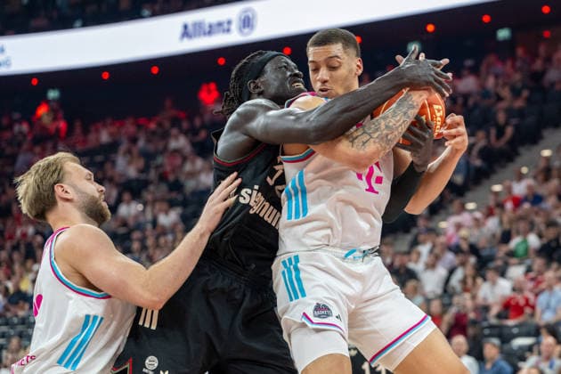 Wenyen Gabriel 32 FC Bayern Basketball in duel with Alijah Comithier 2 Telekom Baskets Bonn , FC Bayern Basketball vs Telekom Baskets Bonn, BBL, Semifinal 1, 30 05 2026 Munich Bavaria Germany Copyright: xkolbert-press UlrichxGamelx