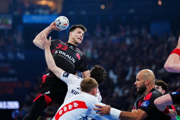 Throw Goal Aaron Mensing MT Melsungen, 33 GER, MT Melsungen vs SG Flensburg Handewitt, Handball, EHF European League, Semi-final, Season 2025 2026, 30 05 2026 GER, MT Melsungen vs SG Flensburg Handewitt, Handball, EHF European League, Semi-final, Season 2025 2026, 30 05 2026 Hamburg Copyright: xEibner-Pressefoto MarcelxvonxFehrnx EP_MFN