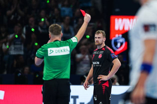 Red card sending off David Mandic MT Melsungen, 07 GER, MT Melsungen vs SG Flensburg Handewitt, Handball, EHF European League, Semi-final, Season 2025 2026, 30 05 2026 GER, MT Melsungen vs SG Flensburg Handewitt, Handball, EHF European League, Semi-final, Season 2025 2026, 30 05 2026 Hamburg Copyright: xEibner-Pressefoto MarcelxvonxFehrnx EP_MFN