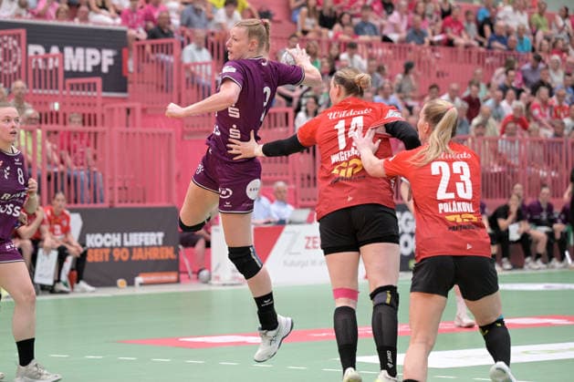 Naina Klein TusSies Metzingen, 09 throwing goal against Tina Wagenlader SV Union Halle Neustadt, 14 TusSies Metzingen vs SV Union Halle Neustadt , Handball, Alsco HBF, 7 Play Off League Matchday, Season 2025 2026, 30 05 2026 TusSies Metzingen vs SV Union Halle Neustadt , Handball, Alsco HBF, 7 Play Off League Matchday, Season 2025 2026, 30 05 2026 Tuebingen Copyright: xEibner-Pressefoto TobiasxBaurx EP_TBR