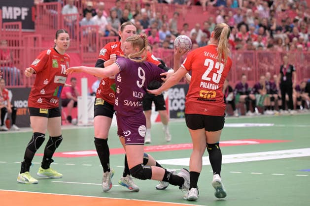 Naina Klein TusSies Metzingen, 09 on with ball against Tina Wagenlader SV Union Halle Neustadt, 14 and Marie Polakova SV Union Halle Neustadt, 23 TusSies Metzingen vs SV Union Halle Neustadt , Handball, Alsco HBF, 7 Play Off League Matchday, Season 2025 2026, 30 05 2026 TusSies Metzingen vs SV Union Halle Neustadt , Handball, Alsco HBF, 7 Play Off League Matchday, Season 2025 2026, 30 05 2026 Tuebingen Copyright: xEibner-Pressefoto TobiasxBaurx EP_TBR