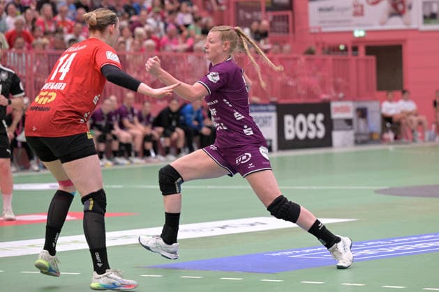Naina Klein TusSies Metzingen, 09 am with ball against Tina Wagenlader SV Union Halle Neustadt, 14 TusSies Metzingen vs SV Union Halle Neustadt , Handball, Alsco HBF, 7 Play Off League Matchday, Season 2025 2026, 30 05 2026 TusSies Metzingen vs SV Union Halle Neustadt , Handball, Alsco HBF, 7 Play Off League Matchday, Season 2025 2026, 30 05 2026 Tuebingen Copyright: xEibner-Pressefoto TobiasxBaurx EP_TBR