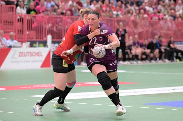 Gabriela Clausson Bitolo TusSies Metzingen, 22 am with ball against Tina Wagenlader SV Union Halle Neustadt, 14 TusSies Metzingen vs SV Union Halle Neustadt , Handball, Alsco HBF, 7 Play Off League Matchday, Season 2025 2026, 30 05 2026 TusSies Metzingen vs SV Union Halle Neustadt , Handball, Alsco HBF, 7 Play Off League Matchday, Season 2025 2026, 30 05 2026 Tuebingen Copyright: xEibner-Pressefoto TobiasxBaurx EP_TBR
