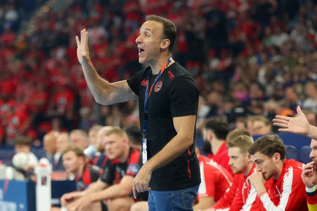 30 05 2026, xgox, Handball EHF European League semi-final MT Melsungen SG Flensburg Handewitt v l Roberto Garcia Parrondo Melsungen, coach gives instructions, gestures with arms, gesticulates, gives instructions Hamburg
