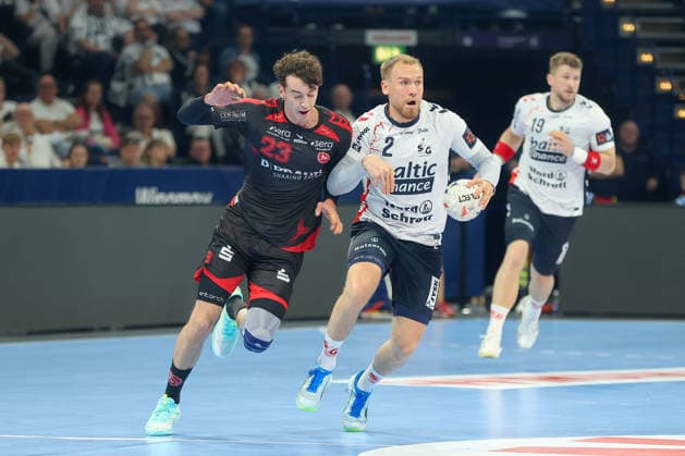 30 05 2026, xgox, Handball EHF European League Semi-Final MT Melsungen SG Flensburg Handewitt v l Marti Soler Melsungen, 23 , Simon Pytlick Flensburg, 2 duel, duel, fight, tackle Hamburg