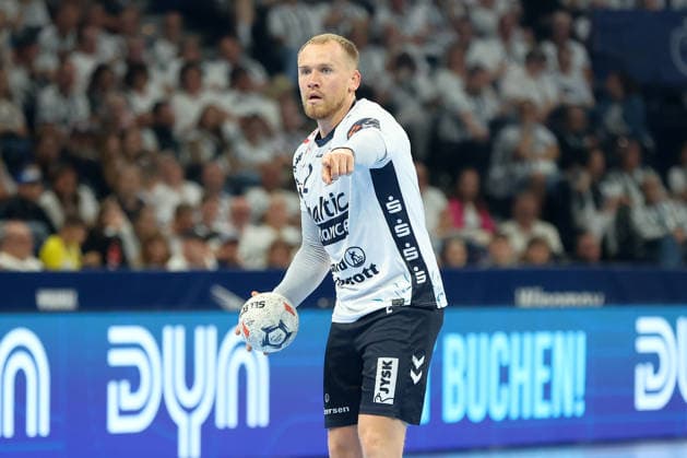 30 05 2026, xgox, Handball EHF European League semi-final MT Melsungen SG Flensburg Handewitt v l Simon Pytlick Flensburg, 2 am Ball, plays the ball Hamburg