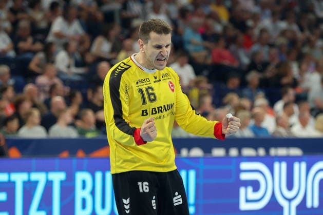 30 05 2026, xgox, Handball EHF European League semi-final MT Melsungen SG Flensburg Handewitt v l Nebojsa Simic Melsungen, 16 cheers over held ball, defended, held, Torhueter Hamburg