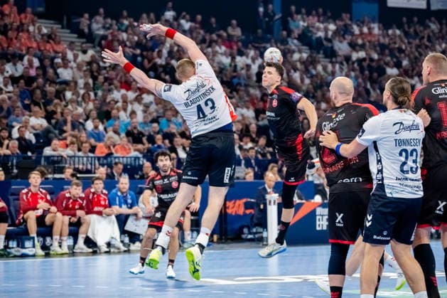 Hamburg 30 05 2026, Handball, Men, EHF European League Men 2025 26, Semi-final, MT Melsungen SG Flensburg Handewitt Aaron Mensing MT Melsungen, 33 on goal throw against the block of Blaz Blagotinsek SG Flensburg Handewitt, 43