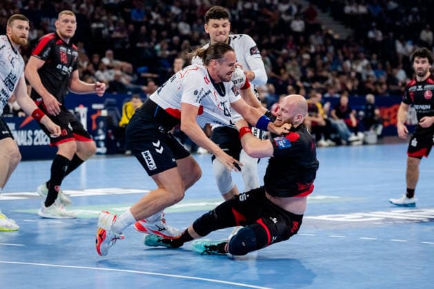Hamburg 30 05 2026, Handball, Men, EHF European League Men 2025 26, Semi-final, MT Melsungen SG Flensburg Handewitt Arnar Arnarsson MT Melsungen, 21 in duel with Kent Robin Tonnesen SG Flensburg Handewitt, 23