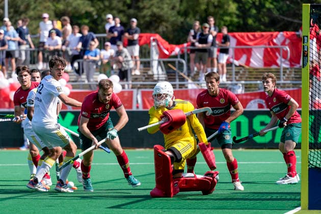 from left Niclas Schippan HTHC, 22 , Justus Weigand Polo, 19 , Jasper Ditzer Goalkeeper, HTHC, 77 , duel, duel, tackle, tackling, dynamics, action, action, 30 05 2026, Bonn Germany , Hockey, German Championship, semi-final, men, Hamburger Polo Club Harvestehuder THC xozx
