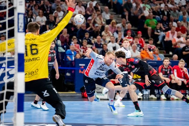 Hamburg 30 05 2026, Handball, Men, EHF European League Men 2025 26, Semi-final, MT Melsungen SG Flensburg Handewitt Simon Pytlick SG Flensburg Handewitt, 2 on goal throw against Nebojsa Simic MT Melsungen, 16