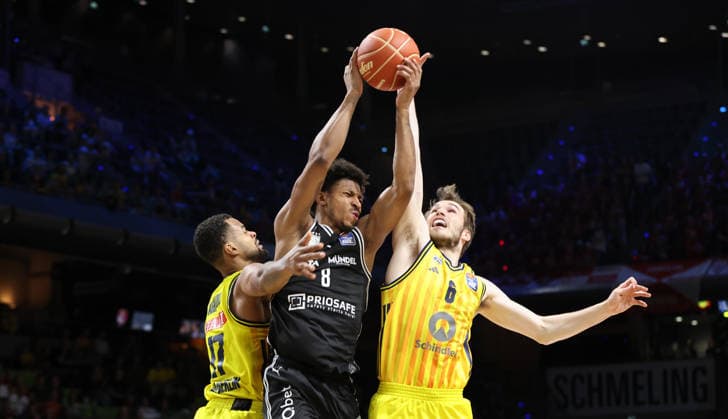 Norris Agbakoko, Demarcus Demonia, Malte Delow duel Match scene Action Sport Basketball BBL Bundesliga Mens Play Off Semi-Final 1 Match Season 2025 2026 30 05 2026 ALBA Berlin vs BMA365 Bamberg Baskets