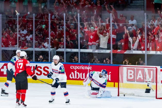 ZURICH, SWITZERLAND - MAY 30: Ken Jaeger (Switzerland, 17) scoring the 3.0 goal against Henrik Haukeland (Norway, 40), fans cheering in the background, during the Half Finals - Match 61 between Switzerland and Norway at the IIHF Ice hockey, Eishockey World Championship, WM, Weltmeisterschaft 2026, Swiss Life Arena on May 30, 2026 in Zurich, Switzerland. Zurich Switzerland Copyright: xTimoxSteinx