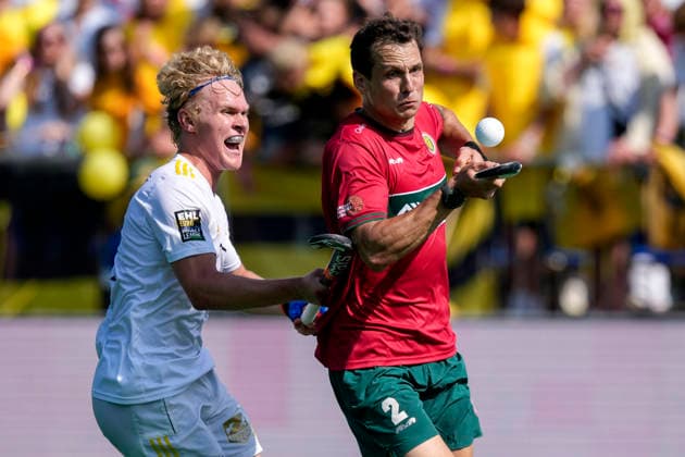 v li Vincent Julius Scholz HTHC, 27 , Tom Craig Polo, 2 , duel, duel, tackle, tackling, dynamics, action, action, 30 05 2026, Bonn Germany , Hockey, German Championship, semi-final, men, Hamburger Polo Club Harvestehuder THC xozx