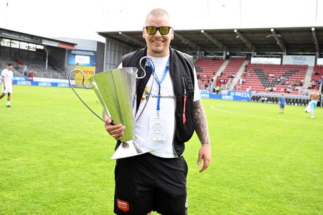 30 05 2026, xsvx, Football Langholz Cup 2026, f l Organizer of the Langholz Cup, Daniel Ritzel with the trophy Wiesbaden