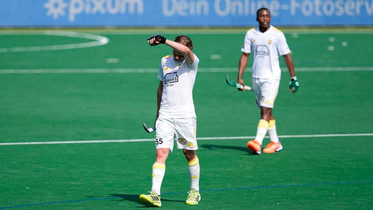 from left Jonas von Gersum HTHC, 55 , Nqobile Mansuet Ntuli Bili, HTHC, 16 , player from Harvestehuder THC, looking disappointed, disappointment, frustration, disappointed, pessimistic, action, action scene, 30 05 2026, Bonn Germany , Hockey, German Championship, semi-final, men, Hamburger Polo Club Harvestehuder THC xozx