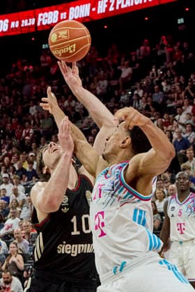 German Basketball Bundesliga BBL , FC Bayern Munich Basketball vs TELEKOM BASKETS Bonn, Munich FC Bayern Basketball, Bonn TELEKOM BASKETS, 2026 05 30 in Munich SAP Garden JESSUP Justinian FC Bayern Munich Basketball Shooting Guard SG Nr10 FCBB10 , AMINU Joel TELEKOM BASKETS Bonn Shooting Guard SG Nr21 BON21 sportworld Munich SAP Garden Bayern Germany