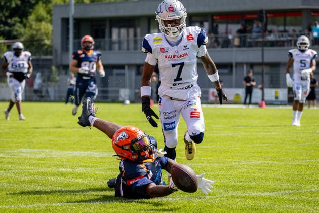 Anthony Harris Jr (ifm Razorbacks Ravensburg, 01 Wide Receiver) tried to catch the ball, defended by Nick Oliver (Pforzheim Wilddogs, 07 Defensive Back) Pforzheim Wilddogs vs ifm Razorbacks Ravensburg, American Football, German Football League, Week 4, 2026, 30.05.2026, Pforzheim Kramski Arena Baden Württemberg Germany Copyright: xFootxBowl SebastianxJustx