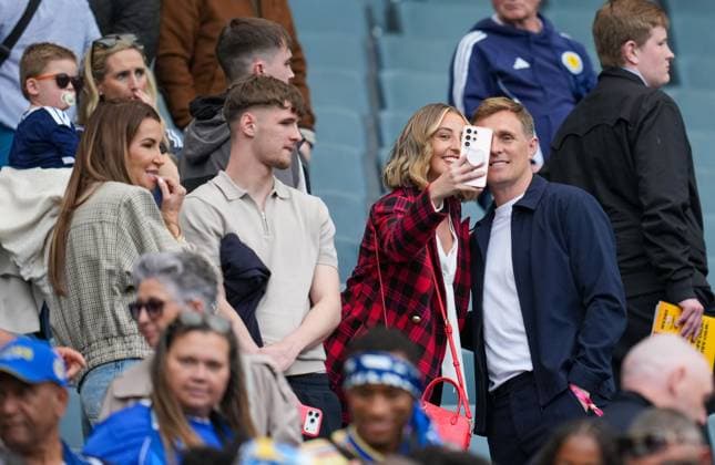 Darren Fletcher, former Manchester United, ManU & Scotland player poses for a selfie with a fan in the stand with his wife Hayley Grice and son Jack (left) at Hampden. Fletcher s son Tyler Fletcher made his debut for Scotland in today s match. Scotland v Curacao, International Friendly, Länderspiel, Nationalmannschaft Football, Hampden Park, Glasgow, Scotland, UK - 30 May 2026Glasgow Hampden Park United Kingdom EDITORIAL USE ONLY No use with unauthorised audio, video, data, fixture lists, club league logos or live services. Online in-match use limited to 120 images, no video emulation. No use in betting, games or single club league player publications.  Copyright: xStuartxWallace Shutterstockx 16898283n