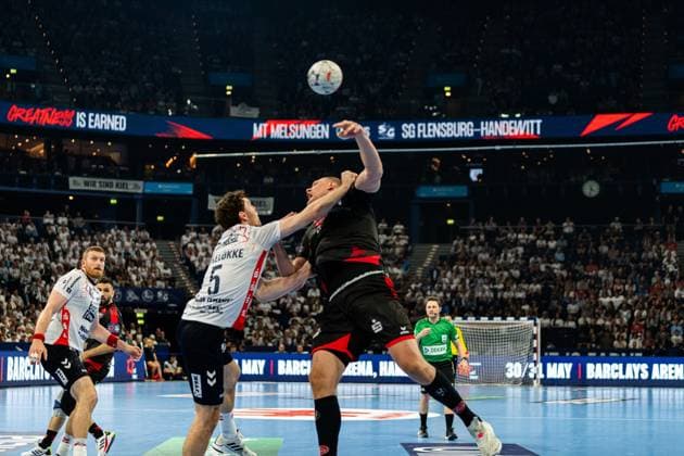 Niclas Kirkelokke 5 SG Flensburg Handewitt throws at the goal under pressure from an MT Melsungen player, the ball is already in the air Blaz Blagotinsek 43 SG Flensburg Handewitt and Mohamed Amine Darmoul 71 MT Melsungen can be seen in the background MT Melsungen vs SG Flensburg Handewitt - EHF Finals Hamburg 2026 Copyright: xPhilippHeistx
