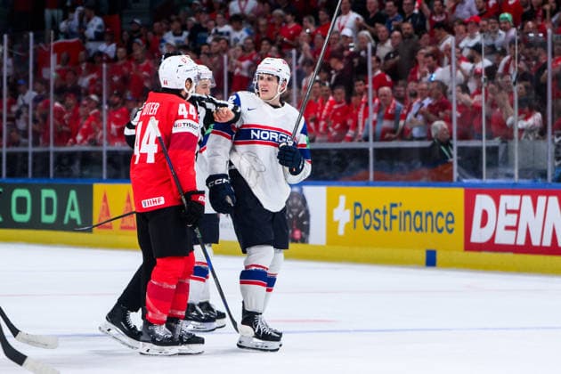 260530 Pius Suter of Switzerland and Michael Brandsegg Nygard of Norway during the 2026 IIHF Ice Hockey World Championship semifinal match between Switzerland and Norway on May 30, 2026 in Zürich Photo Jesper Zerman BILDBYRAN kod JZ JZ0737 ishockey ice hockey ishockey vm 2026 vm 2026 iihf world championship semifinal semifinals switzerland schweiz norge norway bbeng  Copyright: JESPERxZERMAN BB260530JZ066