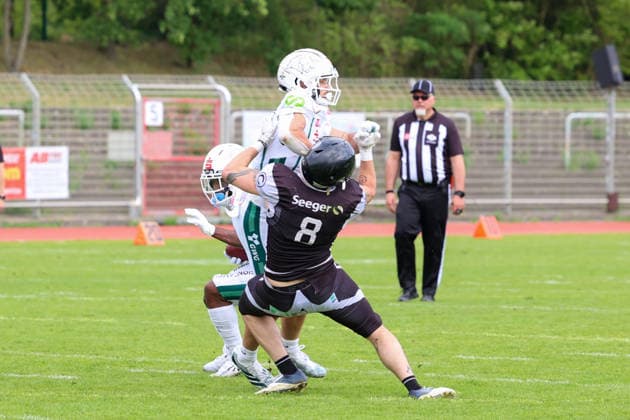 2026 05 30, Berlin Rebels vs Schwäbisch Hall Unicorns, GFL, Mommsenstadion, Berlin Paul Seifert Berlin Rebels, 08 holds on to the Schwäbisch Haller