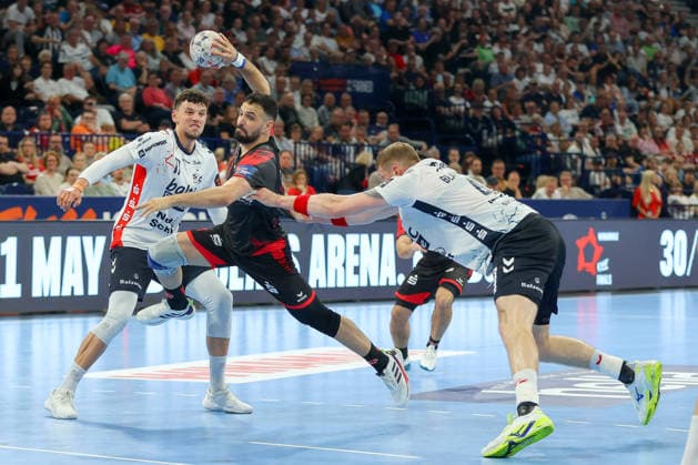 30 05 2026, xgox, Handball EHF European League semi-final MT Melsungen SG Flensburg Handewitt v l Marko Grgic Flensburg, 17 , Mohamed Amine Darmoul Melsungen, 71 , Blaz Blagotsinek Flensburg, 43 duel, fight, tackle Hamburg