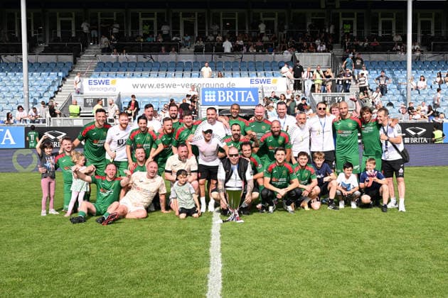 30 05 2026, xsvx, Football Langholz Cup 2026, f l Winner photo of the Kreisliga Allstars with organizer of the Langholz Cup, Daniel Ritzel Wiesbaden