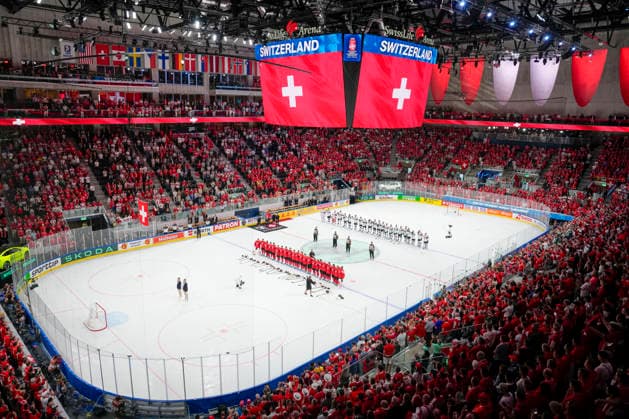 ZURICH, SWITZERLAND MAY 30 The Swisslife arena is awash in red and white during the Swiss National Anthem during the 2026 IIHF Ice Hockey World Championship Switzerland game between Switzerland and Norway at Swiss Life Arena on May 30, 2026 in Zurich, Zurich Zurich Swiss Life Arena Zurich Switzerland Copyright: xJustPictures.ch JarixPestelaccix jp-en-EuSpIm-JP6_JAR_Switzerland_Norway_30May2026_00132